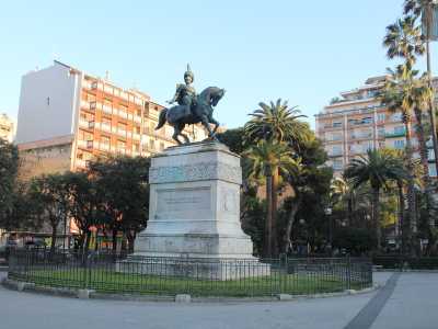 ...posta nella piazza omonima simbolo del centro di Bari